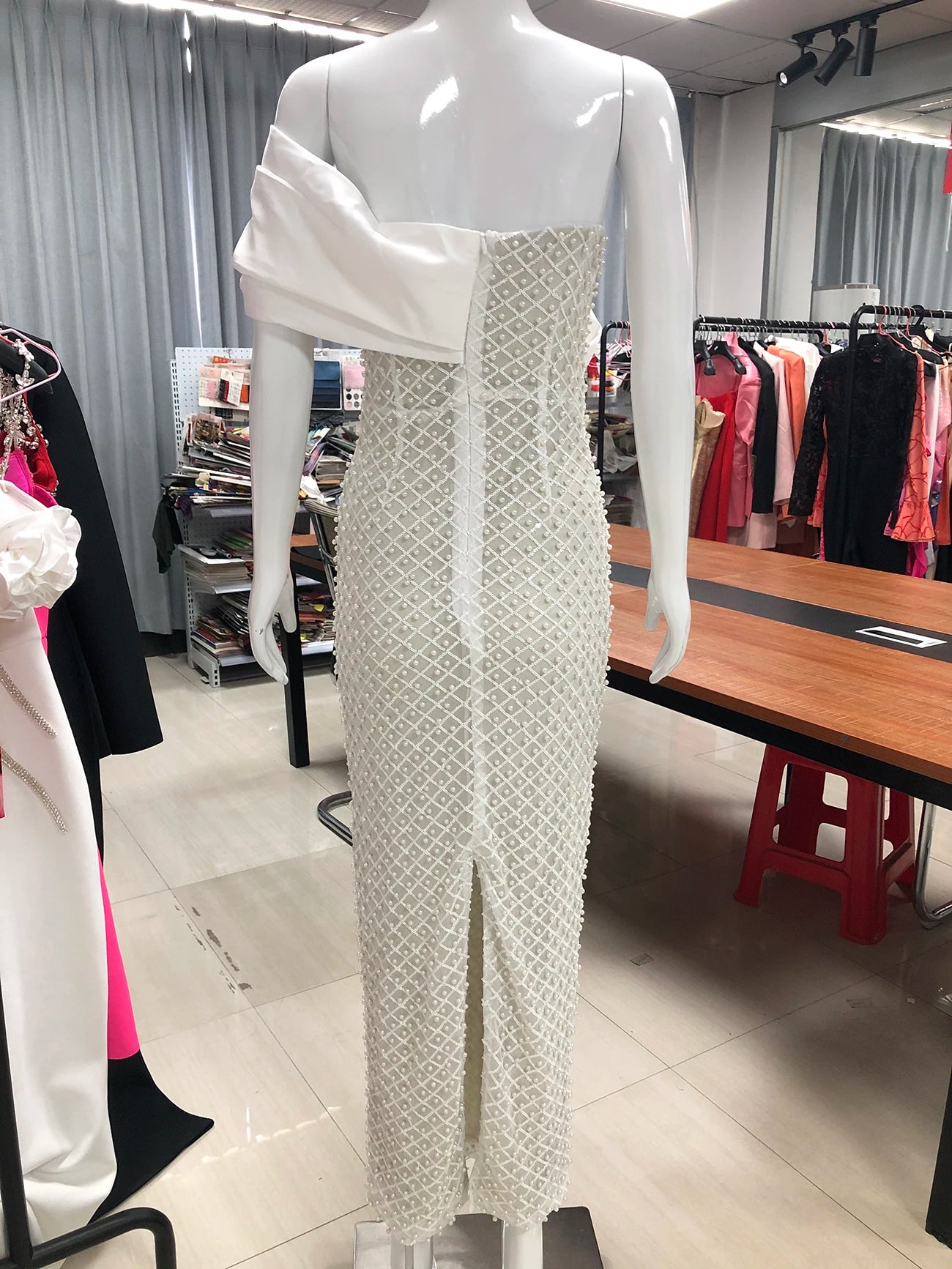 2024 Sexy Strapless Pearl Decorative